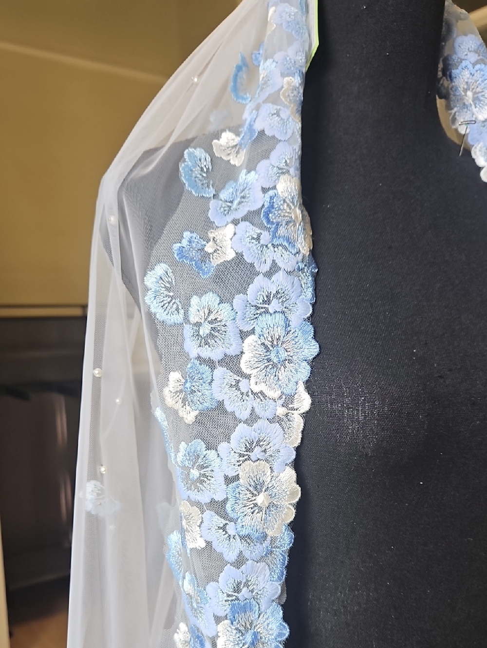 39" white & blue veil, 1 tier, lace applique edge w/ scattered pearls and metal - Picture 7 of 17